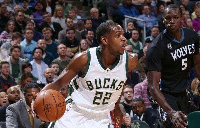 球星与球迷互动有爱瞬间:詹姆斯抱起摔倒服务生 东契奇主动送球衣.