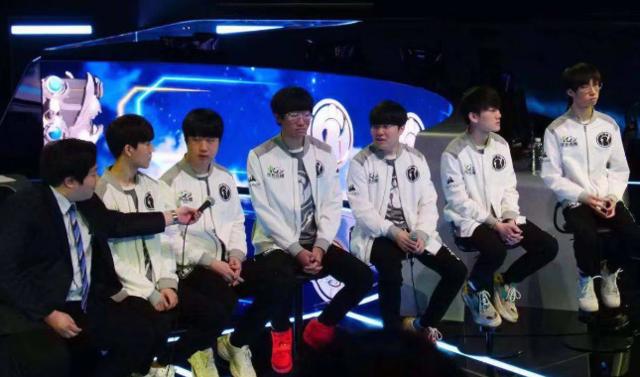 韩佳奇：1-0后思想有点不统一，我们少一人但打出了死磕精神.